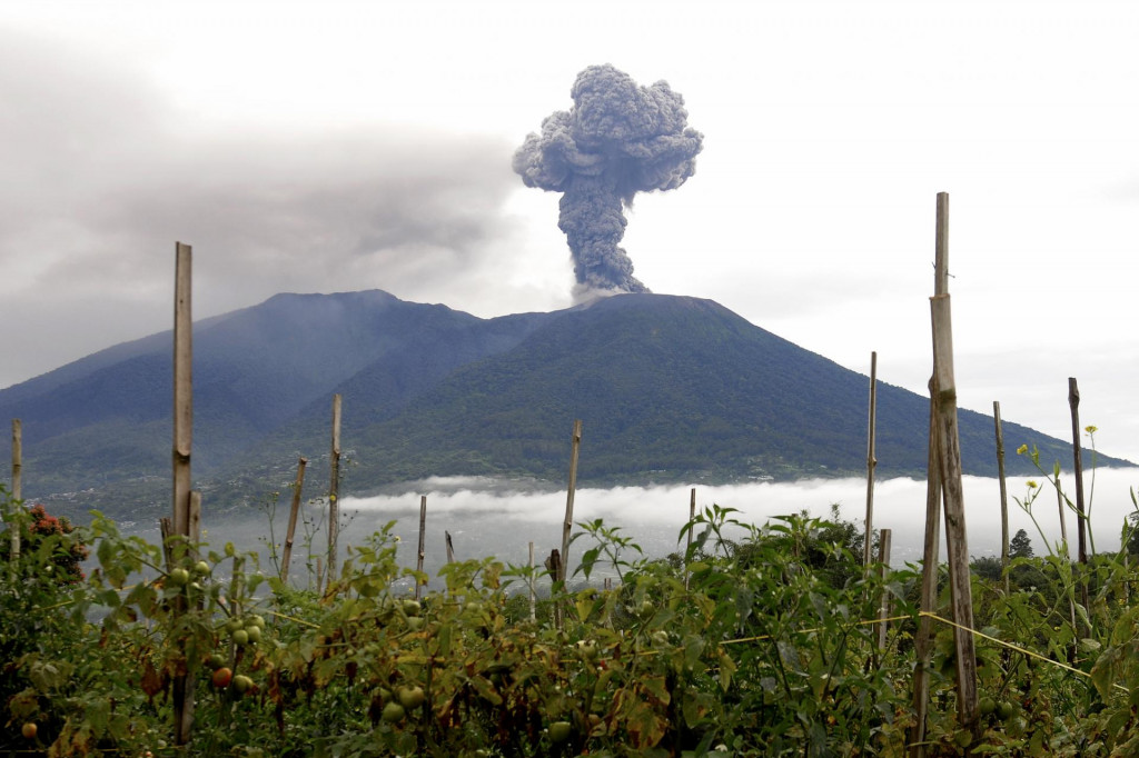 Na sopke Marapi v indonézskej provincii Západná Sumatra došlo k mohutnej erupcii. Sopečný popol stúpal až do výšky 3000 metrov. FOTO: TASR/AP