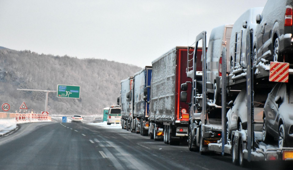 Odstavené kamióny prichádzajúce po diaľnici D1 v smere od mesta Prešov stoja za sebou v súvislosti s blokáciou hraničného priechodu Vyšné Nemecké a hustotou kamiónovej dopravy smerujúcou k hranici s Ukrajinou. FOTO: TASR/Roman Hanc