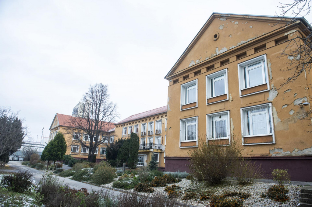 Na snímke budova gymnázia Alberta Einsteina v Petržalke. Dnes ráno do školy nepustili deti, dôvodom boli vyhrážky.