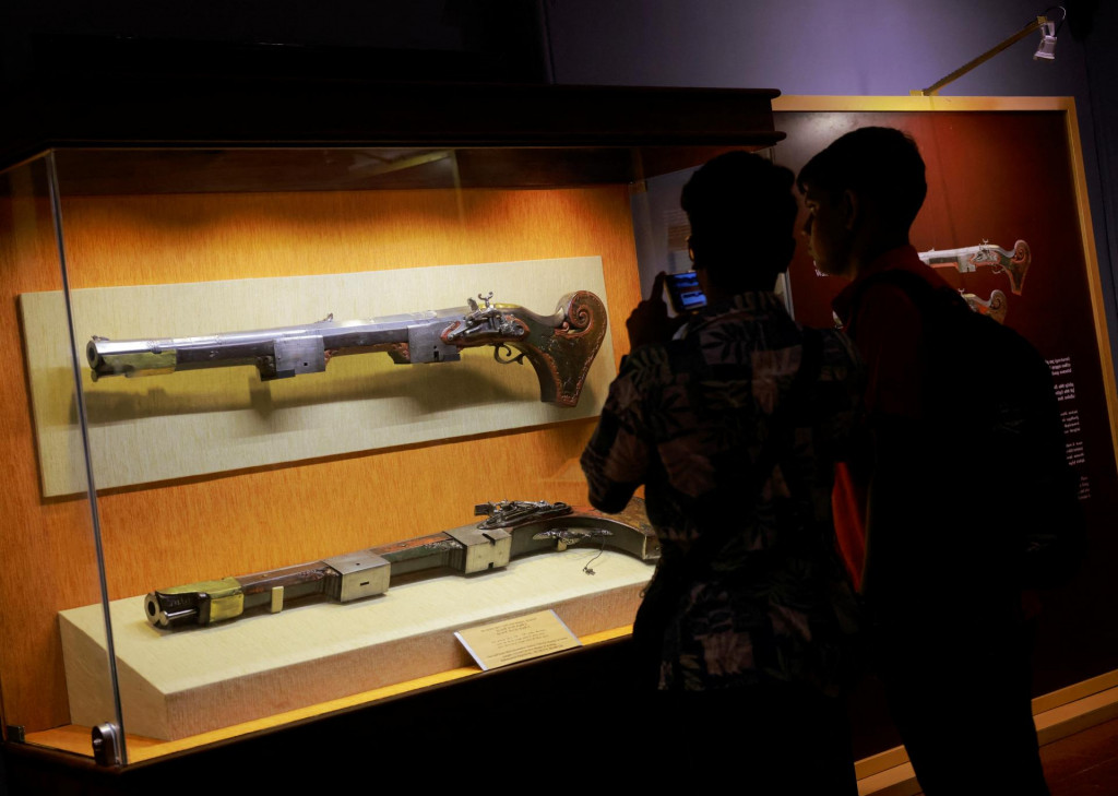 Ľudia si prezerajú artefakty z koloniálnej éry, ktoré sa vrátili z Holandska, v hlavnom múzeu v Kolombe na Srí Lanke. FOTO: Reuters