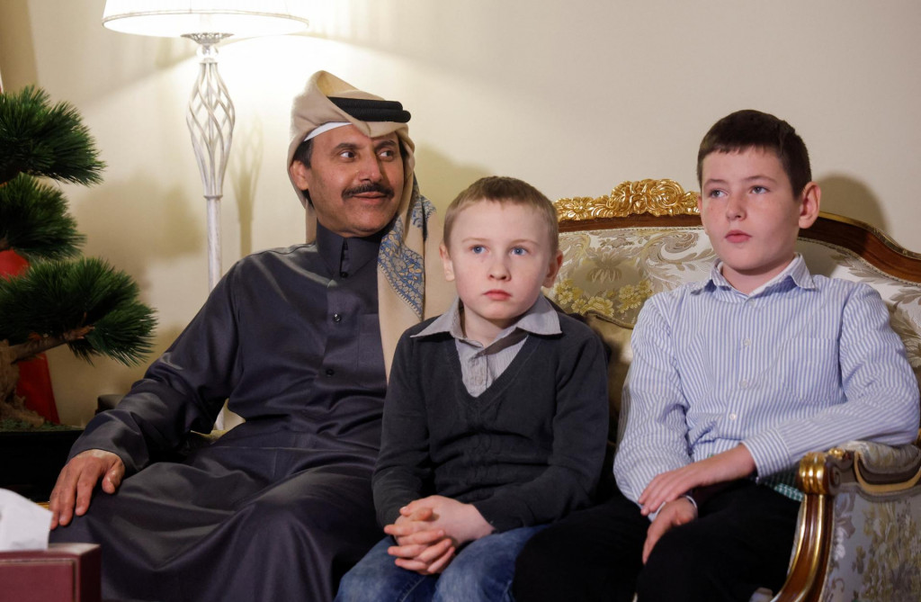 Šejk Ahmed bin Nasser Al Thani, veľvyslanec Kataru v Rusku, sedí vedľa ukrajinských detí Nauma Kovalenka a Jegora Bonisauskasa pred ich odchodom na Ukrajinu na katarskom veľvyslanectve v Moskve. FOTO: Reuters