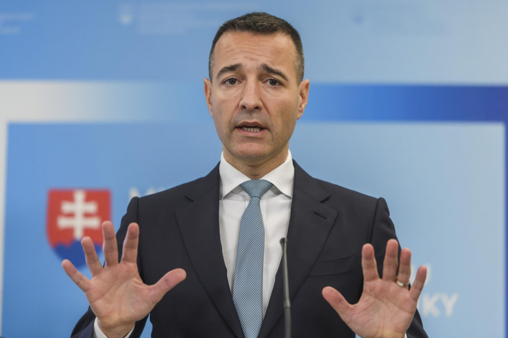 Na sn&iacute;mke minister &scaron;kolstva, vedy, v&yacute;skumu a &scaron;portu Tom&aacute;&scaron; Drucker  počas tlačovej konferencie k v&yacute;sledkom testovania PISA 2022. FOTO: TASR/Jaroslav Nov&aacute;k