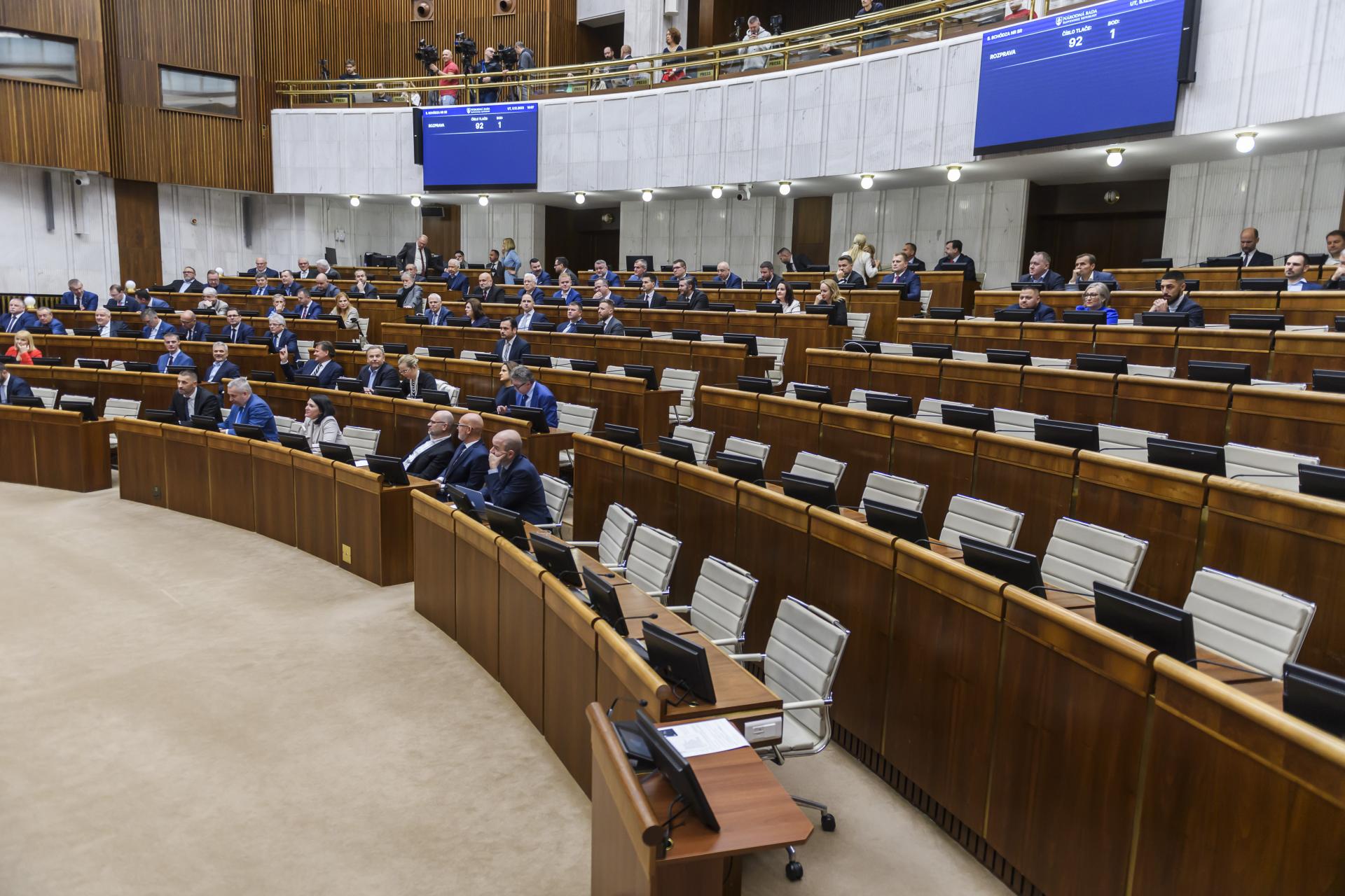 Začala sa schôdza parlamentu, poslancov čaká viacero zmien v zrýchlenom režime