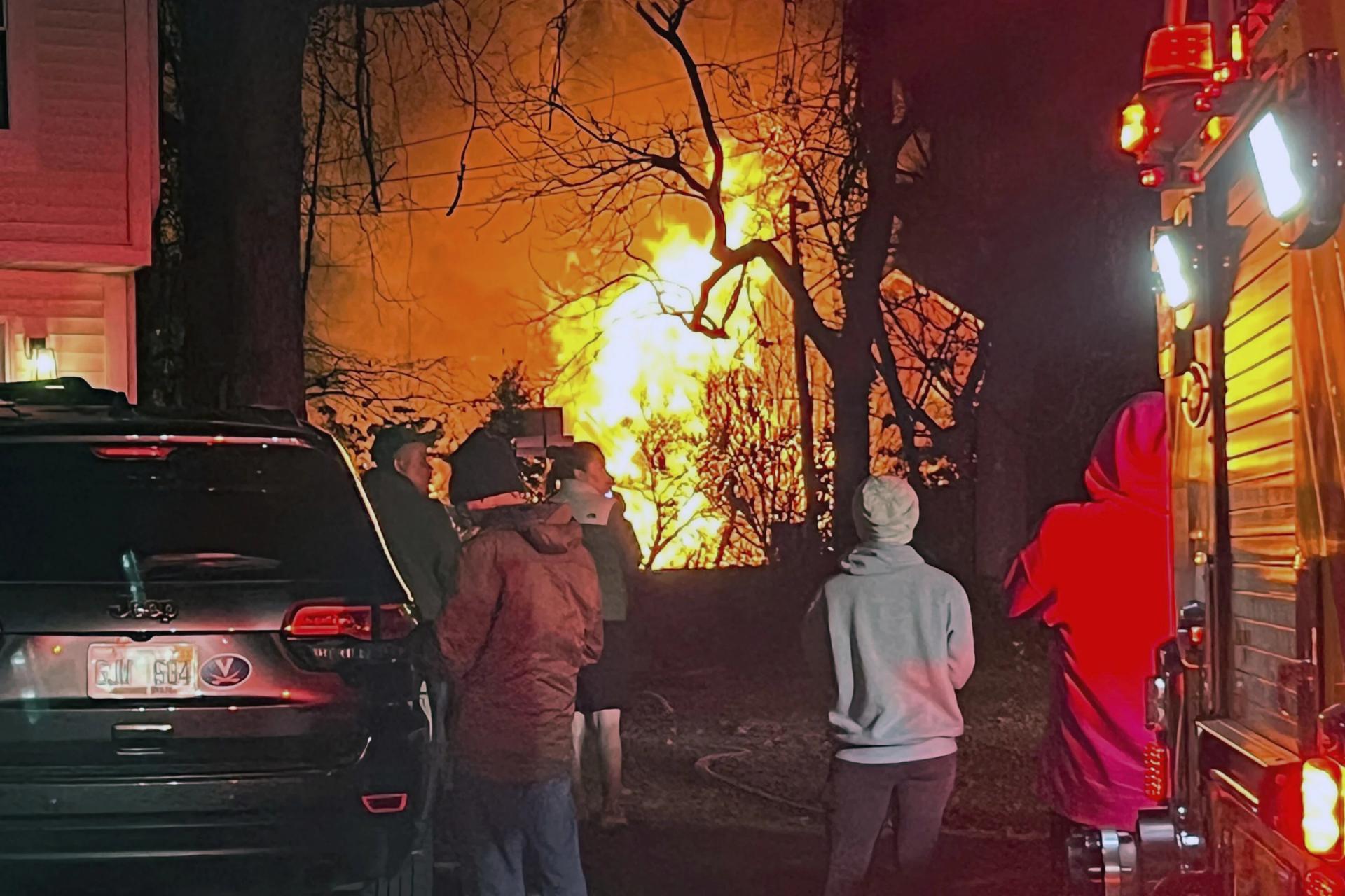 Pri výbuchu domu vo Virgínii zahynul muž, ktorý strieľal na policajtov