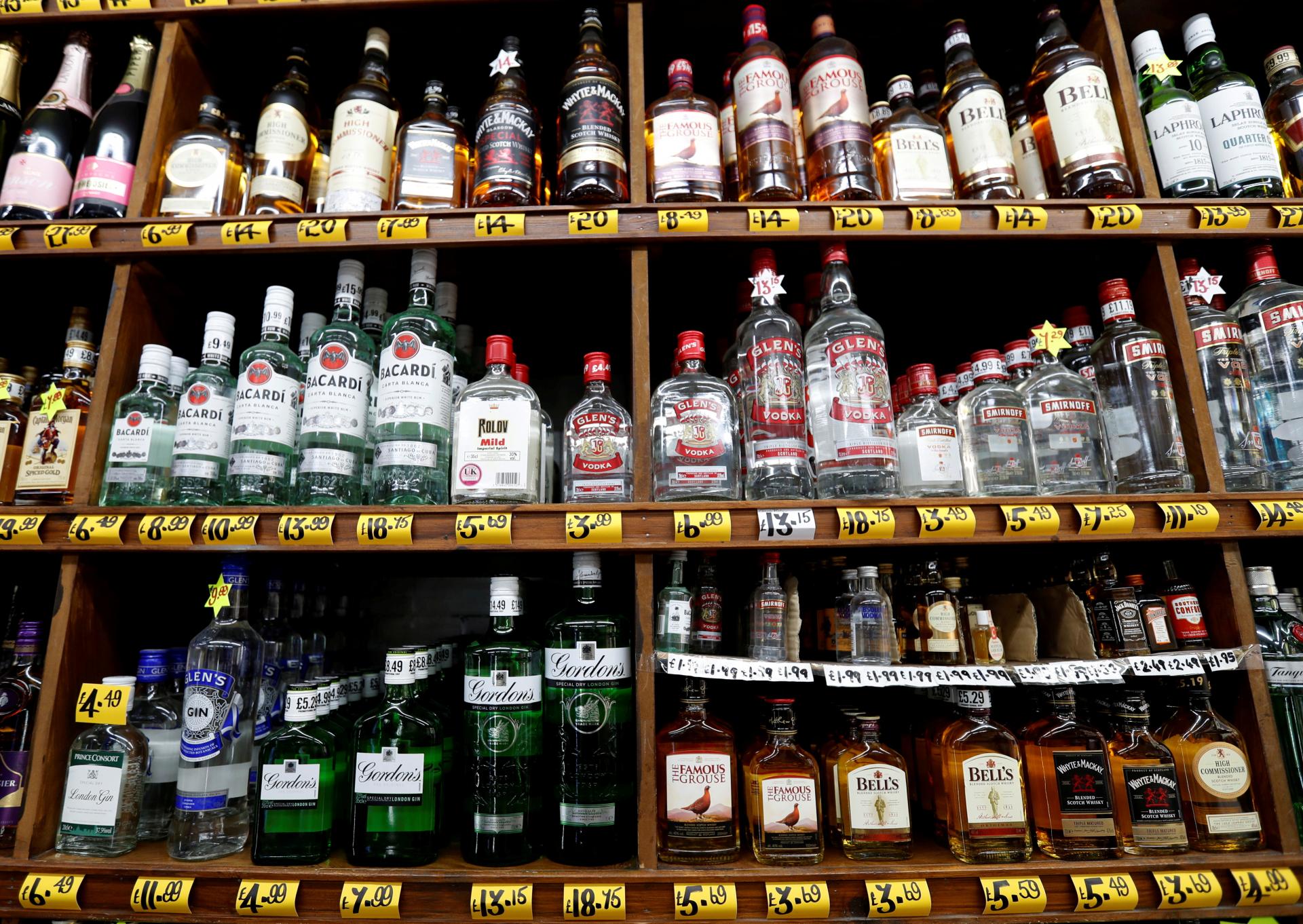Zdanenie alkoholických nápojov vo svete nie je dostatočné, upozorňuje WHO. Spomína aj sladené nápoje