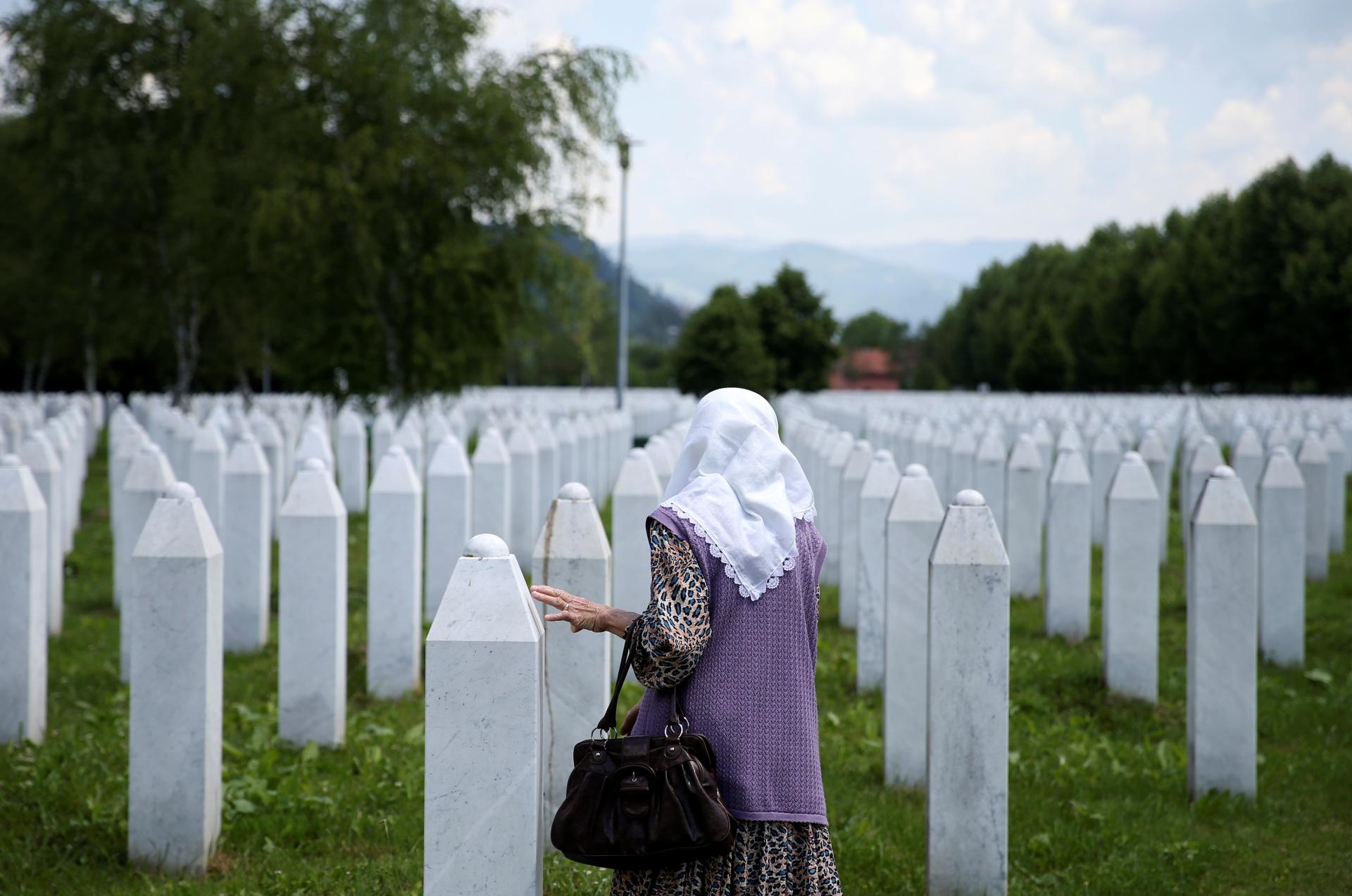 Sedem bývalých bosnianskosrbských vojakov obžalovali z genocídy