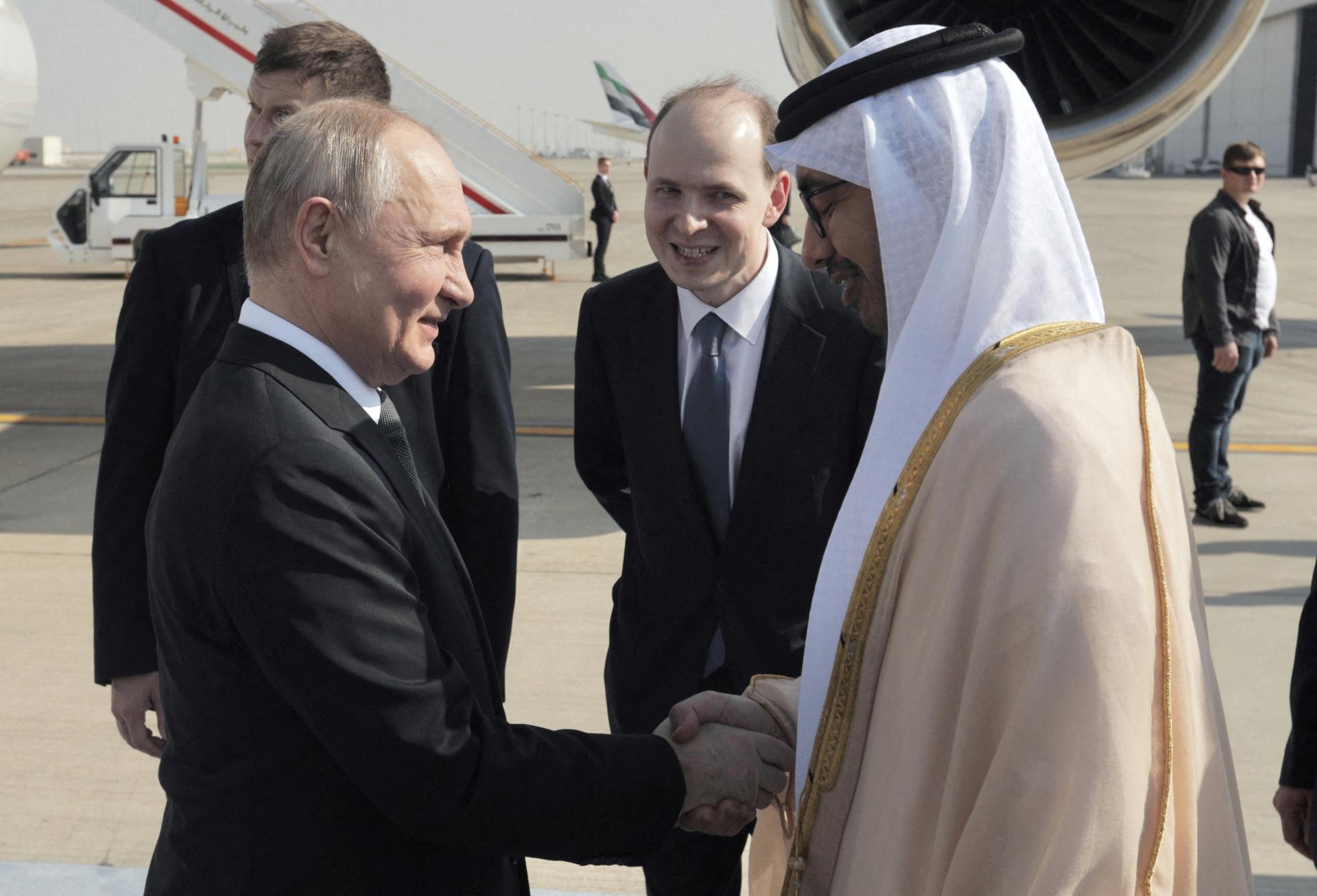 Putina privítali v Emirátoch. Jeho pozícia vo svete sa zlepšuje, nahrávajú mu viaceré udalosti, píše Bloomberg