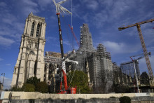 Nad parížskou katedrálou Notre-Dame sa začína zreteľne črtať jej staronová dominanta – replika ikonickej štíhlej veže sanktusník. Pôvodný sanktusník sa zrútil pri požiari v roku 2019. FOTO: TASR/AP