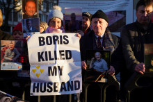 Demonštranti pred budvou, kde vypovedá bývalý britský premiér Boris Johnson. FOTO: Reuters