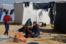 Vysídlení Palestínčania, ktorí utiekli zo svojich domov kvôli izraelskému štrajku, sa ukrývajú v tábore v Rafahu. FOTO: Reuters