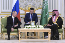 Saudskoarabský korunný princ Muhammad bin Salmán (vpravo) sa rozpráva s ruským prezidentom Vladimirom Putinom počas ich stretnutia v Rijáde. FOTO: TASR/AP