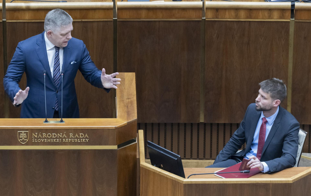 Vľavo predseda vlády Robert Fico (Smer-SD) a podpredseda Národnej rady Michal Šimečka (PS). FOTO: TASR/Martin Baumann