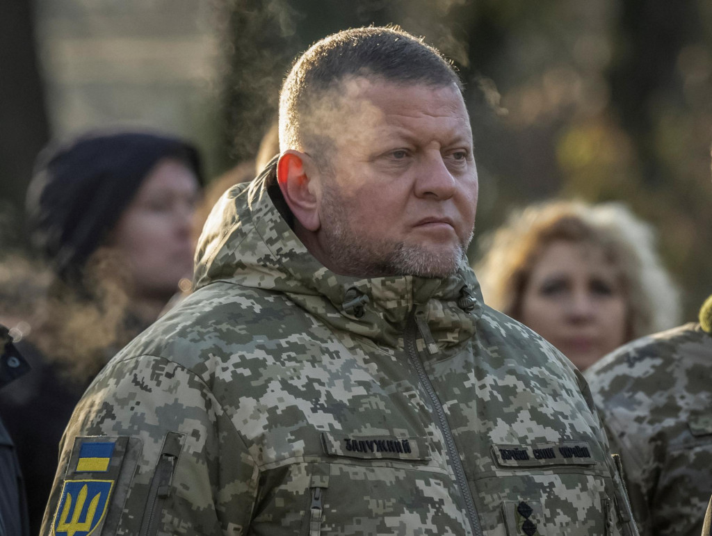 Náčelník ukrajinského generálneho štábu Valerij Zalužnyj pri pomníku obetí holodomoru v Kyjeve. FOTO: Reuters