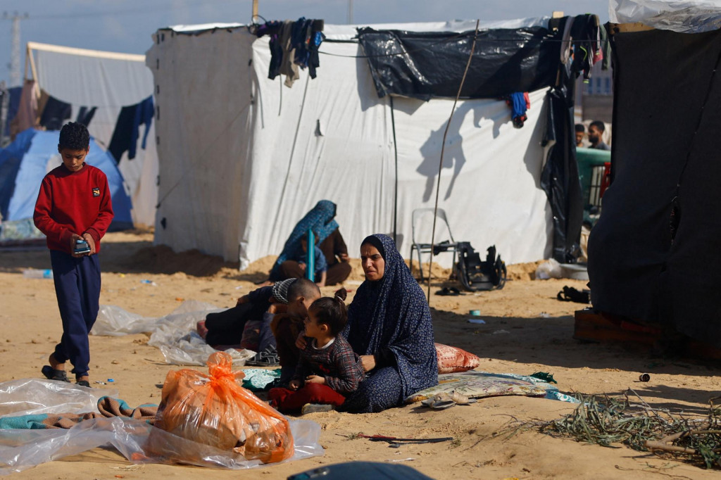 Vysídlení Palestínčania, ktorí utiekli zo svojich domov kvôli izraelskému štrajku, sa ukrývajú v tábore v Rafahu. FOTO: Reuters