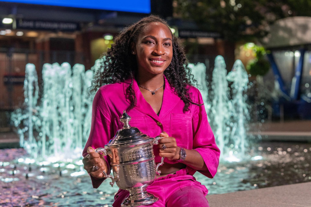 Cori Gauffová pózuje s trofejou pre víťazku ženskej dvojhry na US Open za rok 2023. FOTO: Shutterstock
