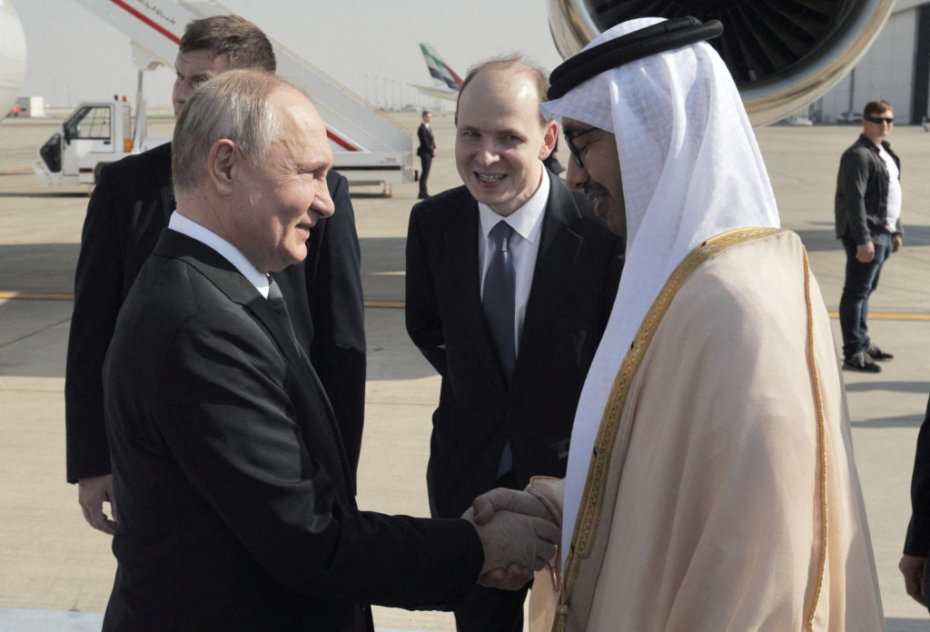 Privítanie ruského prezidenta Vladimira Putina na letisku v Abú Zabí. FOTO: Sputnik/Reuters