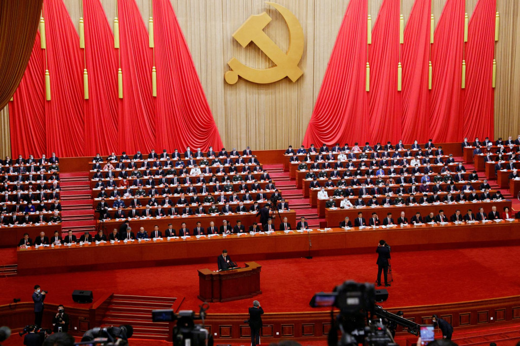 Čínsky prezident Si Ťin-pching hovorí počas otváracieho ceremoniálu 20. národného kongresu Komunistickej strany Číny vo Veľkej sále ľudu v Pekingu. FOTO: Reuters