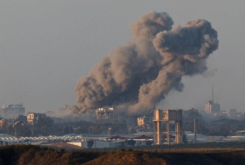 Dym stúpa nad Pásmom Gazy. FOTO: Reuters