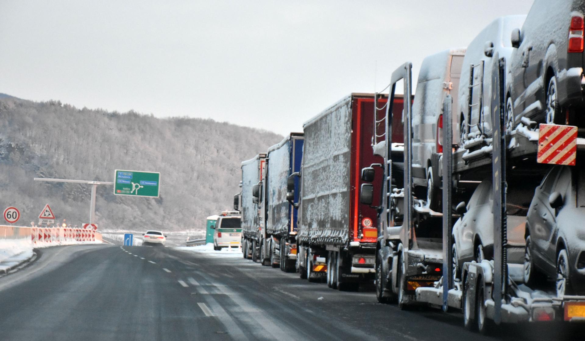 Kvôli blokáde poľsko-ukrajinskej hranice skúša Kyjev voziť nákladné autá vlakom