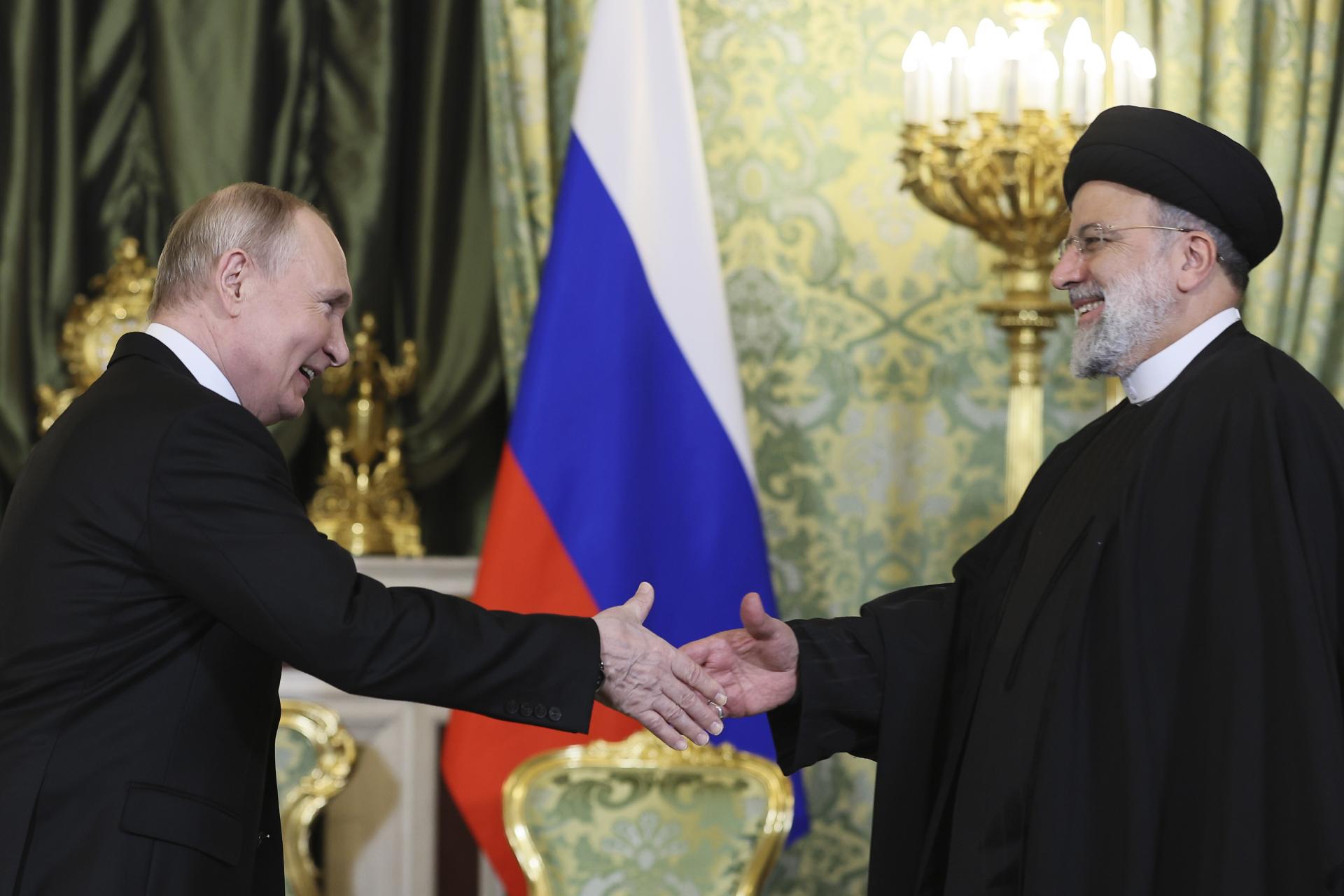 Putin chce riešiť vojnu v Gaze. V Moskve prijal iránskeho prezidenta Raísího