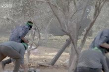 Záber z videa zverejneného Hamasom ukazuje ako jeho bojovníci strieľajú mínometné granáty. FOTO: Reuters