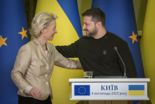 Predsedníčka Európskej komisie Ursula von der Leyenová odporučila lídrom EÚ otvorenie prístupových rokovaní s Ukrajinou a Moldavskom. Na snímke je s prezidentom Ukrajiny Volodymyrom Zelenským. FOTO: TASR/AP