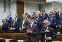 Koaliční poslanci po hlasovaní o Programovom vyhlásení vlády. FOTO: TASR/Jaroslav Novák