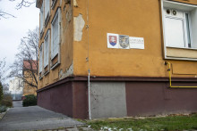 Stav slovenského školstva je podobný fasáde gymnázia v bratislavskej Petržalke. FOTO: TASR/J. Kotian