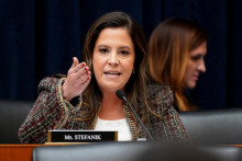 Republikánska kongresmanka Elise Stefaniková počas vypočutia vypočutí šéfok troch amerických univerzít v Kongrese. FOTO: Reuters