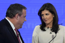 Bývalý guvernér New Jersey Chris Christie sa rozpráva s bývalou veľvyslankyňou OSN Nikki Haleyovou počas reklamnej prestávky na debate republikánov. FOTO: TASR/AP