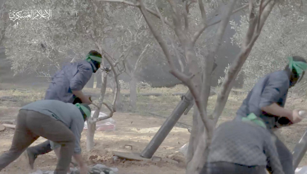 Záber z videa zverejneného Hamasom ukazuje ako jeho bojovníci strieľajú mínometné granáty. FOTO: Reuters