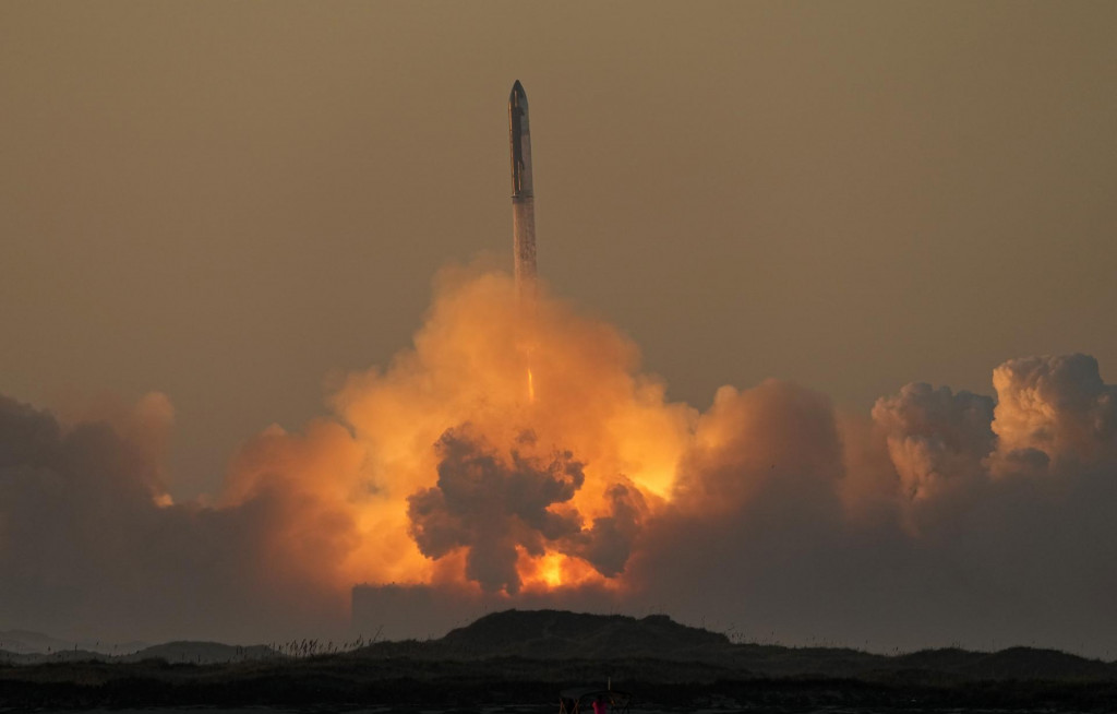 Vesmírna raketa Starship spoločnosti SpaceX počas druhého skúšobného letu z kozmodrómu v Boca Chica v americkom Texase. FOTO: TASR/AP