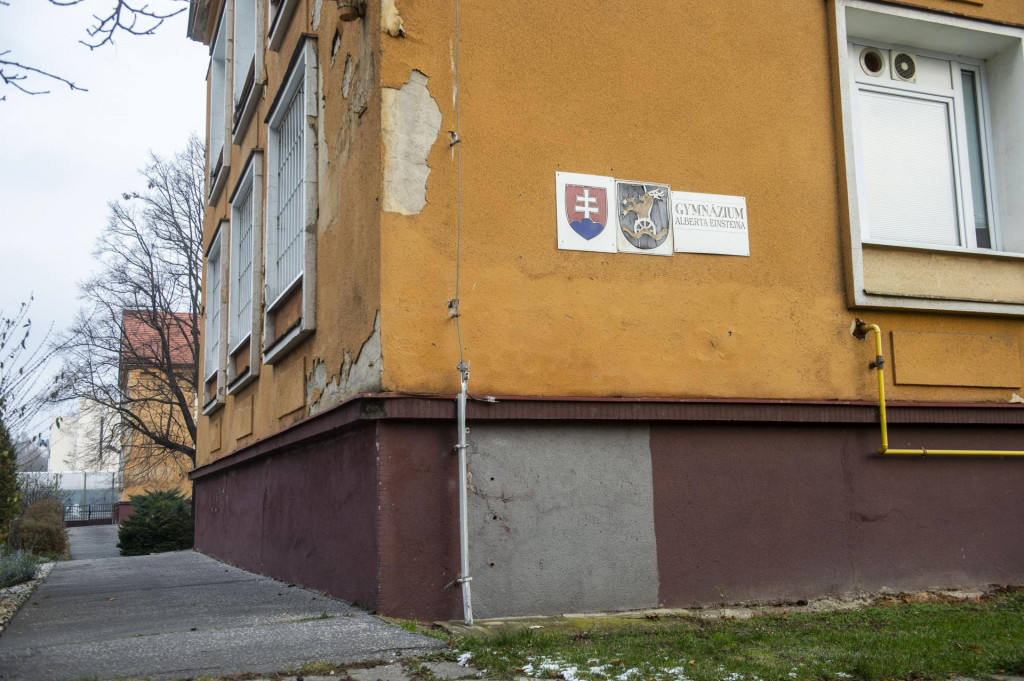 Stav slovenského školstva je podobný fasáde gymnázia v bratislavskej Petržalke. FOTO: TASR/J. Kotian
