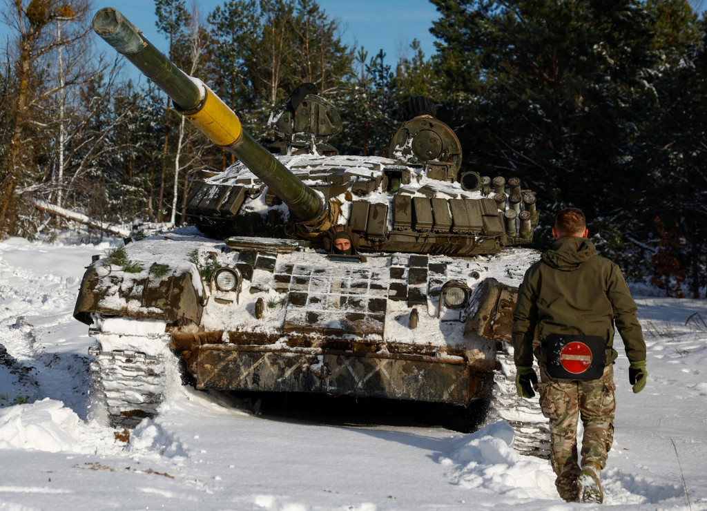 Ukrajinský vojak počas protisabotážnych cvičení v Černigovskej oblasti na Ukrajine. FOTO: REUTERS