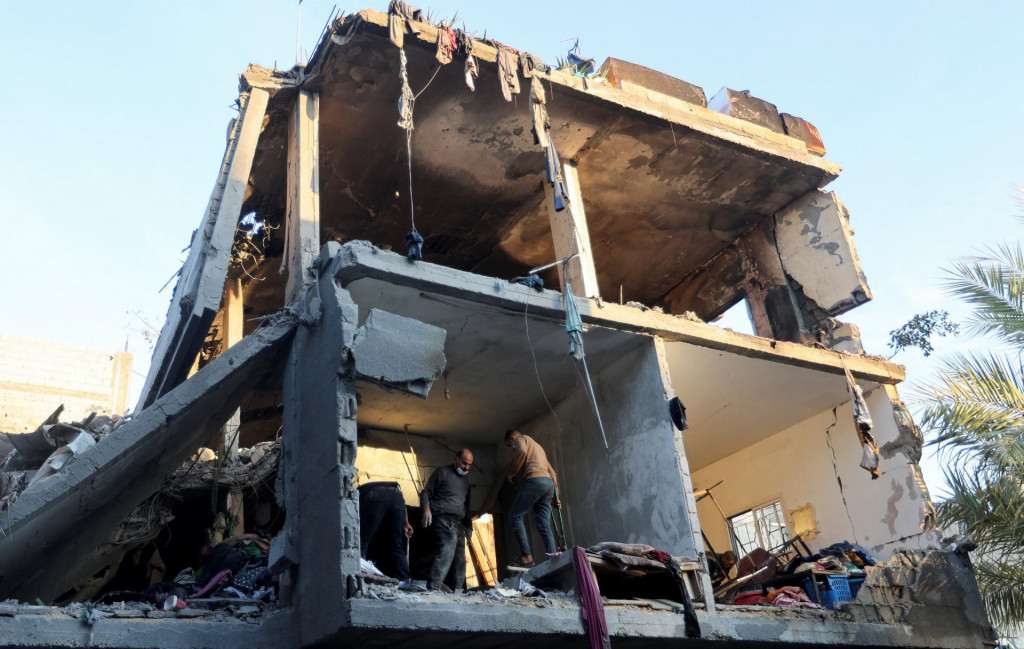 Palestínski muži kontrolujú škody na mieste izraelských útokov na domy v južnom pásme Gazy. FOTO: Reuters