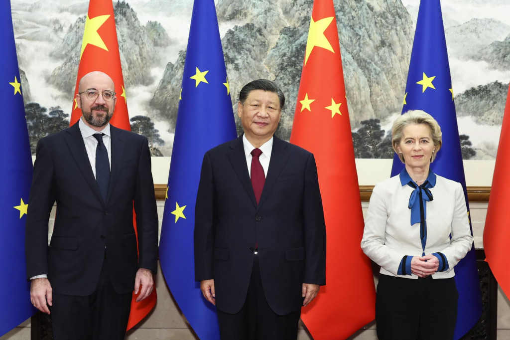 Čínsky prezident Si Ťin-pching, predseda Európskej rady Charles Michel a predsedníčka Európskej komisie Ursula von der Leyenová. FOTO: TASR/AP