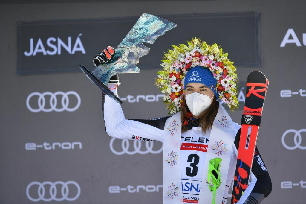 Petra Vlhová oslavuje triumf v obrovskom slalome, ktorý sa konal v Jasnej v roku 2021. FOTO: TASR/Michal Svítok