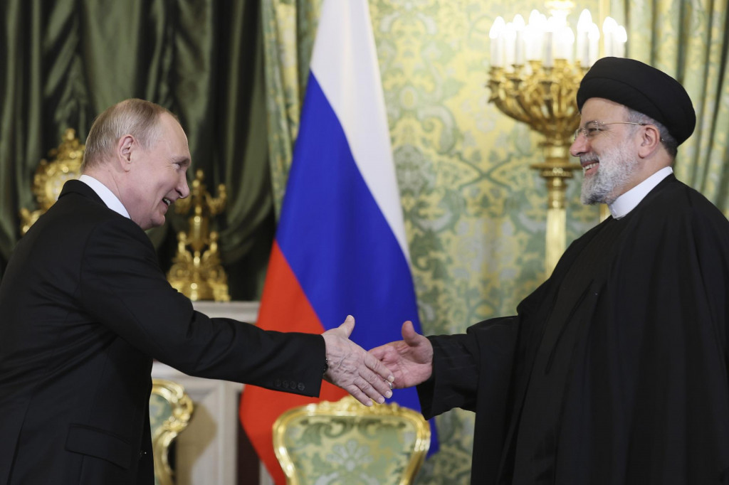 Ruský prezident Vladimir Putin (vľavo) a iránsky prezident Ebráhím Raísí si podávajú ruky počas ich stretnutia v Kremli v Moskve. FOTO: TASR/AP