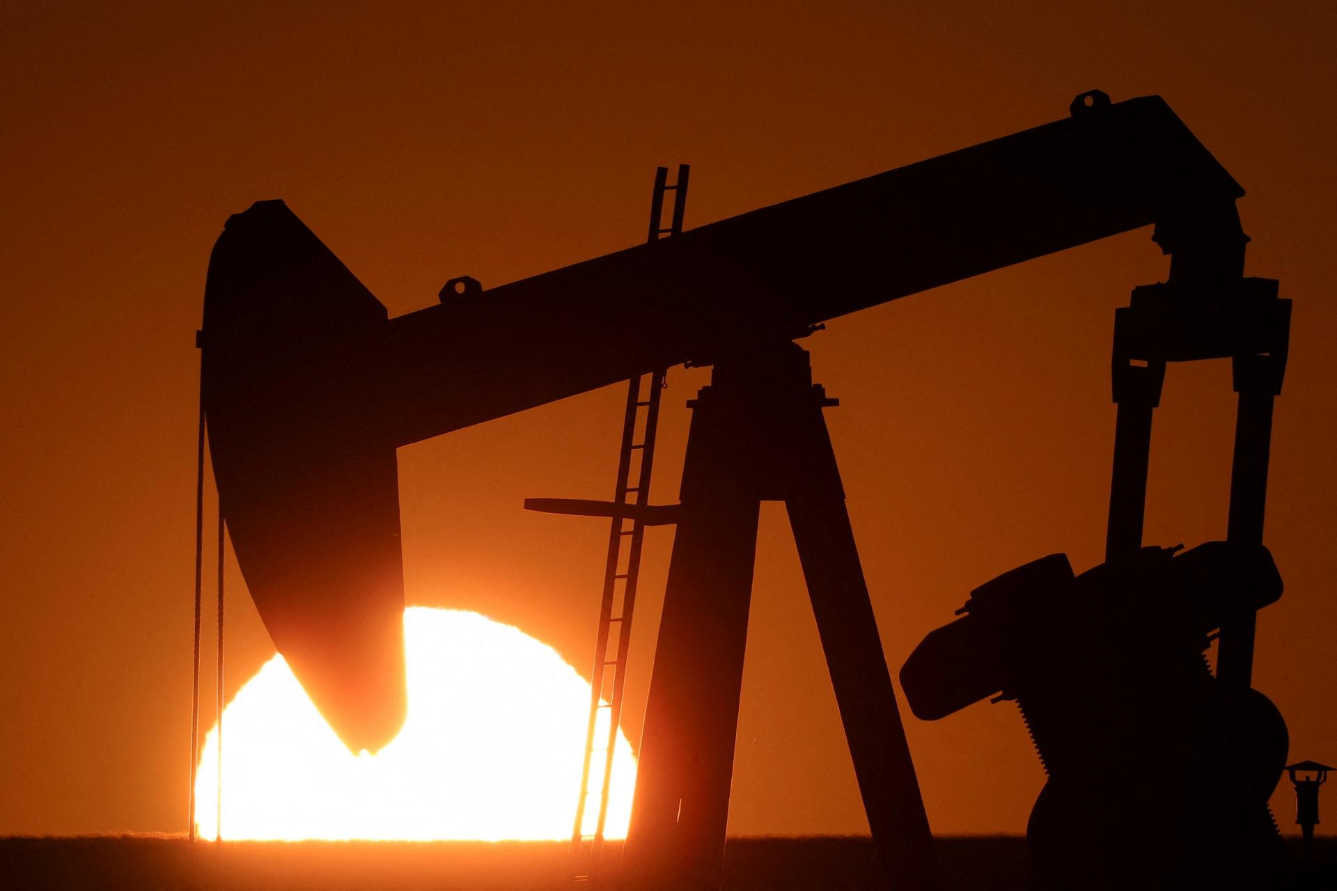 Ceny ropy v piatok večer vzrástli, podporil ich nárast nových pracovných miest v Spojených štátoch