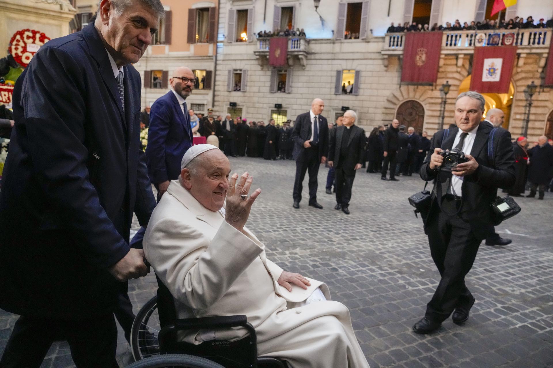 Pápež sa prvýkrát po týždňoch bronchitídy objavil na verejnosti