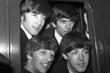 Členovia anglickej skupiny The Beatles John Lennon, George Harrison, Paul McCartney a Ringo Starr v roku 1964