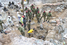 Špeciálne jednotky zambijskej armády počas záchranných prác v okolí zavalenej bane pri meste Chingola v Zambii. FOTO: TASR/AP