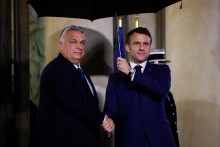 Maďarský premiér Viktor Orbán a francúzsky prezident Emmanuel Macron sa vítajú pred Elyzejským palácom v Paríži. FOTO: Reuters