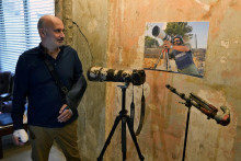 Kameraman televízie al-Džazíra Elie Brakhya (vľavo), ktorý utrpel zranenie počas októbrového útoku na novinárov na juhu Libanonu, sa pozerá na fotografiu videoreportéra agentúry Reuters Issáma Abdalláha, ktorý pri tom istom útoku prišiel o život. FOTO: TASR/AP