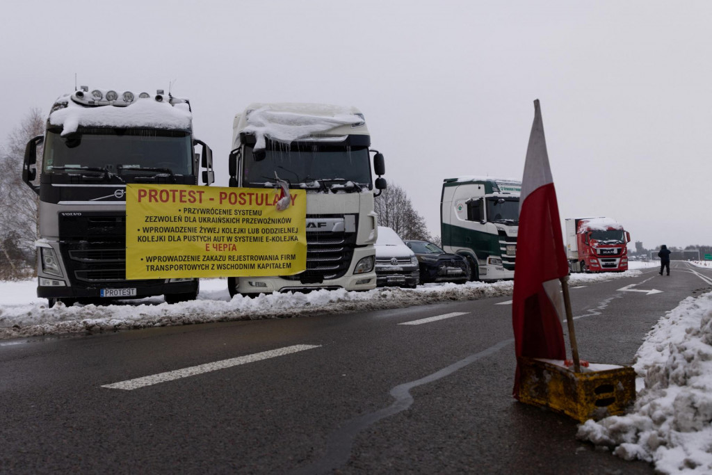 Poľskí kamionisti blokujú hraničný priechod s Ukrajinou. FOTO: Reuters