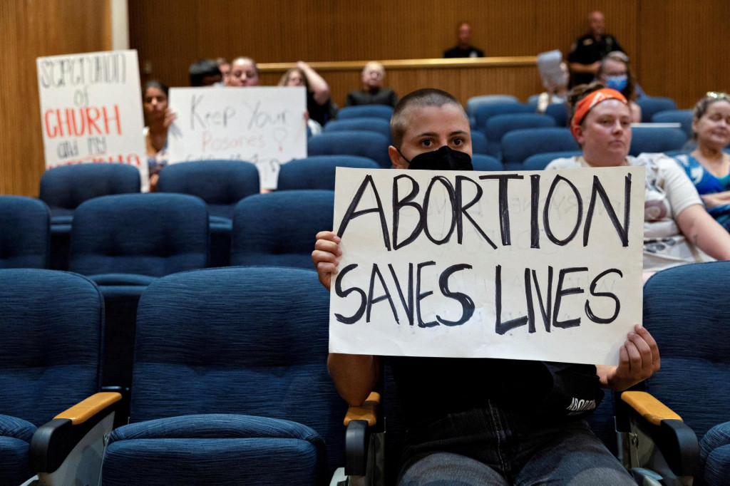 Niekoľko demonštrantov za práva na potrat zostáva v dave po hodinách verejných komentárov a diskusií v Dentone v Texase. FOTO: Reuters