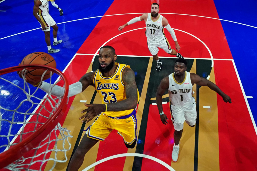 Basketbalista LeBron James strieľa loptu proti útočníkovi New Orleans Pelicans Zionovi Williamsonovi v semifinále turnaja NBA. FOTO: USA TODAY/Kyle Terada