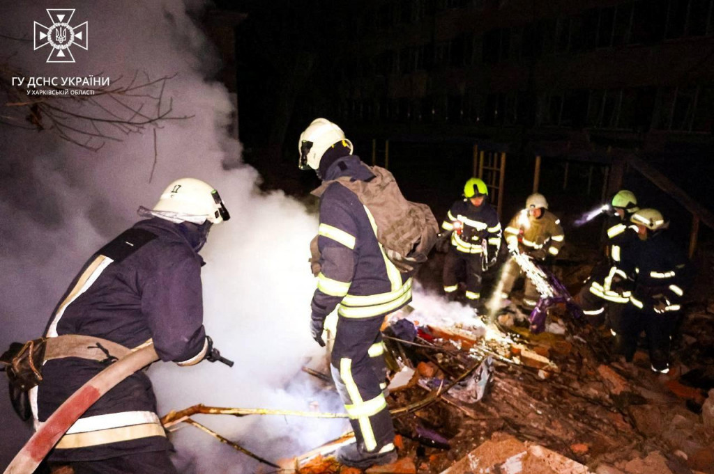 Záchranári v Charkove pracujú na mieste bytového domu poškodeného ruským raketovým útokom. FOTO: Štátna pohotovostná služba Ukrajiny/ Reuters