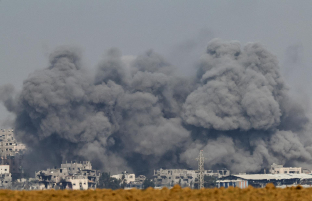 Nad Gazou stúpa dym po izraelských útokoch. FOTO: Reuters
