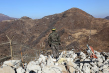 Vojak juhokórejskej armády stojí na stráži na demontovanom strážnom stanovišti v demilitarizovanej zóne v centrálnej časti medzikórejskej hranice v Čchörwone. FOTO: Reuters